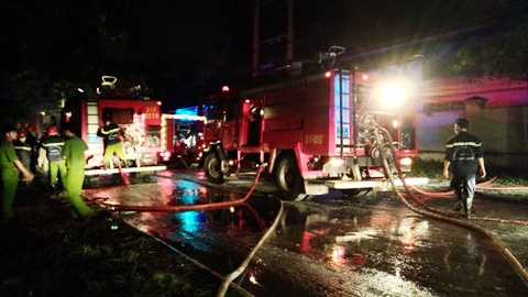 Hàng trăm cảnh sát, hàng chục xe chữa cháy tham gia dập lửa. Ảnh: Huy Phan