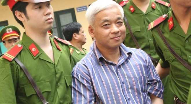 Nụ cười Bầu Kiên khi rời tòa