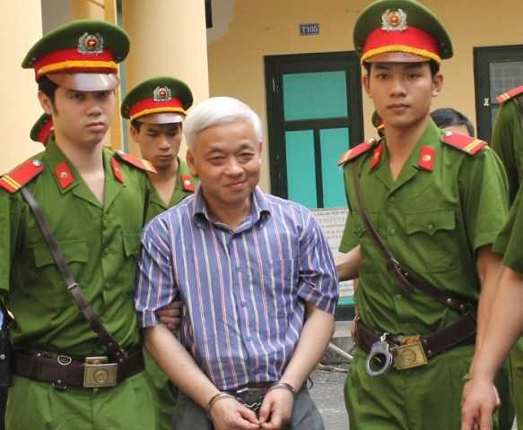 Bị cáo Nguyễn Đức Kiên nở nụ cười với người thân trước khi lên xe trở lại trại giam.