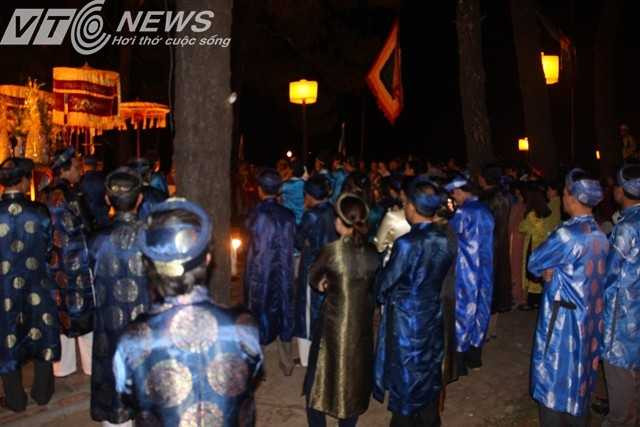 Người phục dựng, người dân đều mang trang phục nghi lễ nghiêm trang trong đêm tế 