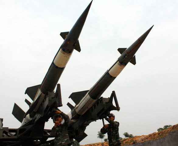 Các chiến sĩ tiểu đoàn tên lửa 123 thao tác đưa tên lửa C125 vào trạng thái sẵn sàng chiến đấu