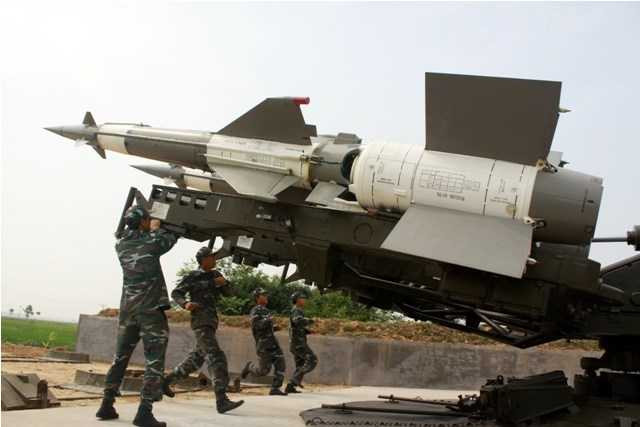 Các chiến sĩ tiểu đoàn tên lửa 123 thao tác đưa tên lửa C125 vào trạng thái sẵn sàng chiến đấu