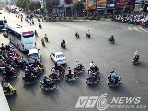 Một cảnh giao thông lộn xộn tại ngã tư Hàng Xanh, tuyến đường được xem là đẹp nhất Sài Gòn 