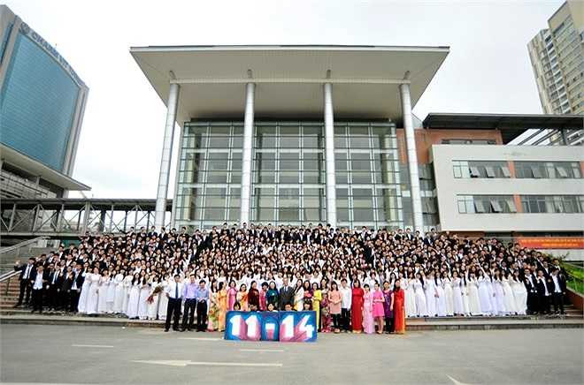 17 lớp thuộc khối 12 niên khóa (2011-2014) cùng các thầy cô chủ nhiệm, ban giám hiệu chụp tấm ảnh tập thể trước khuôn viên trường.