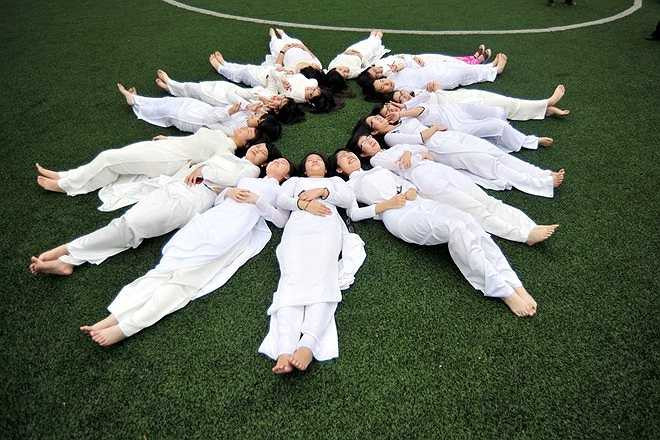 Sân trường, tà áo trắng và tình bạn tuổi học trò.