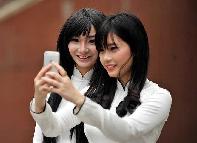 Các cô gái tranh thủ chụp ảnh lưu lại khoảnh khắc học trò.