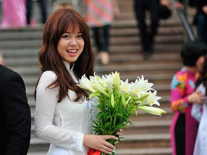 Nữ sinh chuyên Ams và hoa loa kèn tháng 4.