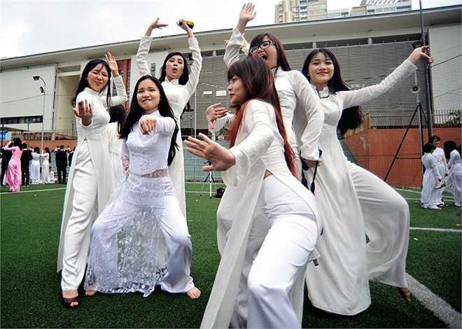 Các cô gái lớp Anh 2 tạo dáng theo phong cách luyện võ.