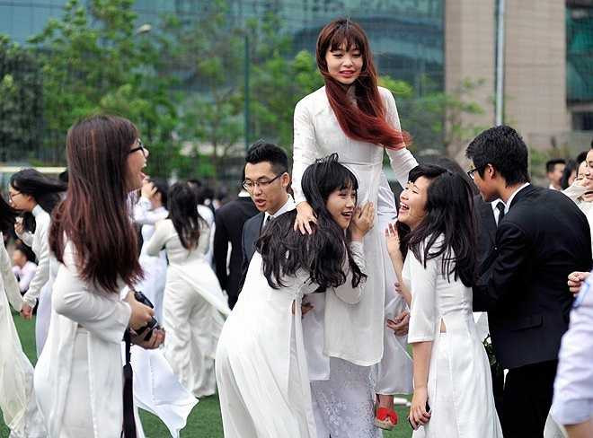 Trèo lên cổ nhau trêu đùa.