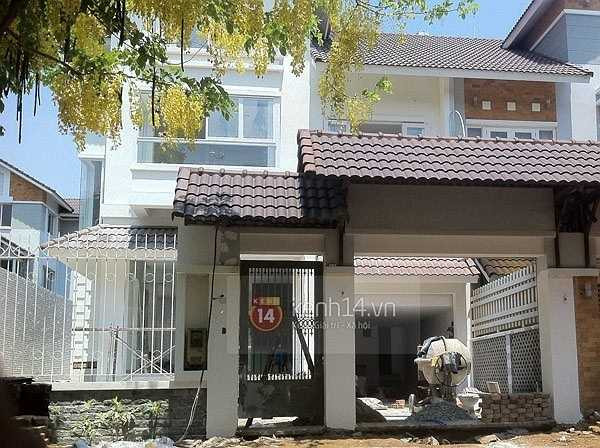 Theo như chia sẻ của Công Vinh thì căn biệt thự có đến 5 phòng ngủ cùng phòng ăn, phòng khách, bể bơi và một khu vườn khá rộng.