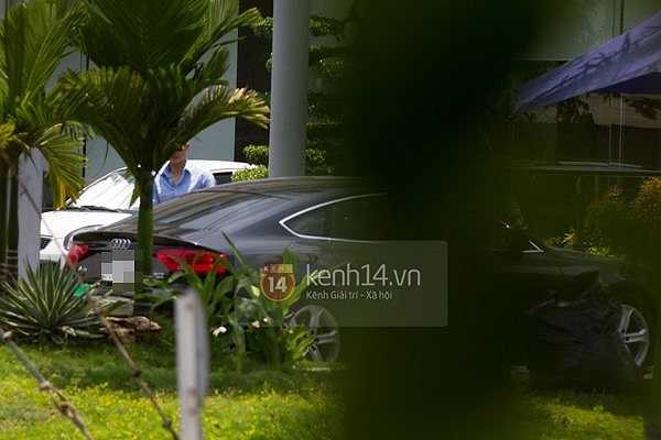 Công Vinh tự lái xe đến đón Thủy Tiên tại một tòa nhà