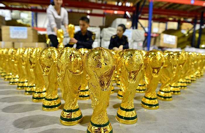 Theo thông tin ban đầu, hơn 1000 chiếc cúp giả trên được xuất khẩu sang Libya