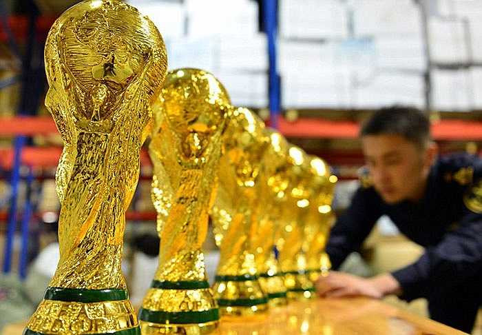 Hình ảnh những chiếc cúp vàng bị thu giữ trong nhà kho ở thành phố Nghĩa Ô