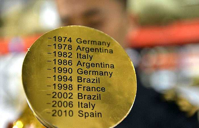 Điểm đặc biệt của những chiếc cúp giả này, đó là dưới đế của chúng cũng in tên những nhà vô địch World Cup trước đây