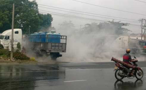  A xít chảy xuống mặt đường, bốc khói nghi ngút.