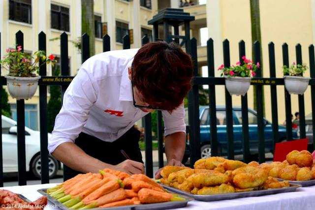 57 sinh viên Hàn Quốc đã trổ tài nấu các món ăn đặc trưng ở xứ sở kim chi như Japchae, Tteokbokki, Kimbap, chả cá, Kimchicheon…