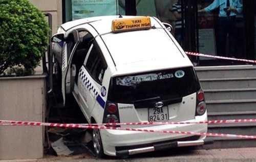  Chiếc xe taxi bị hư hỏng nặng.