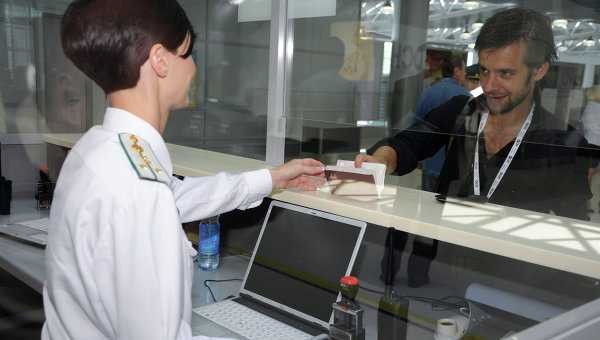 Ukraine cấm đàn ông Nga khỏe mạnh qua biên giới