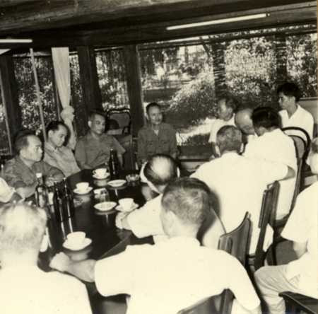 Trung tướng GS, TS, TTND Nguyễn Thế Khánh (thứ tư từ trái sang) báo cáo tình hình sức khỏe của Bác Hồ với các đồng chí lãnh đạo Đảng, Nhà nước (tháng 8-1969). Ảnh tư liệu