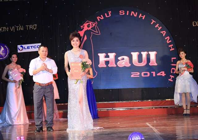 Nguyễn Thị Kim Ngân, sinh viên khoa sư phạm du lịch đã giành giải nhất cuộc thi "Nữ sinh thanh lịch 2014" của trường ĐH Công nghiệp Hà Nội