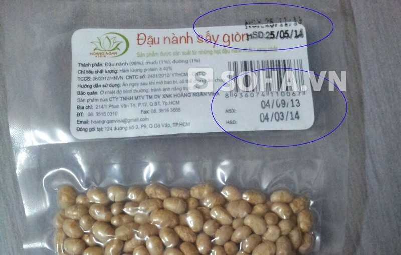 Gói đậu nành có 2 hạn sử dụng bán tại Co.opmart Hoàng Mai.