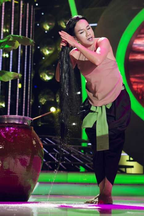 Chí Thiện giả Rihanna gây sốc