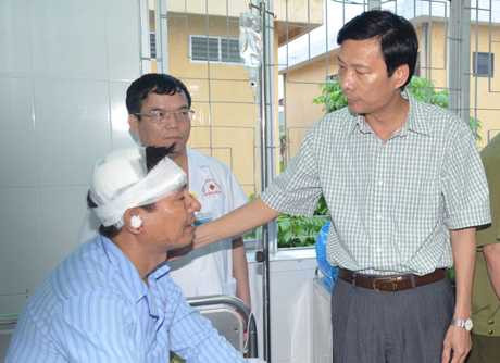 Đồng chí Nguyễn Văn Đọc, Chủ tịch UBND tỉnh thăm hỏi, động viên chiến sỹ bị thương đang điều trị tại Bệnh viên Đa khoa huyện Hải Hà.