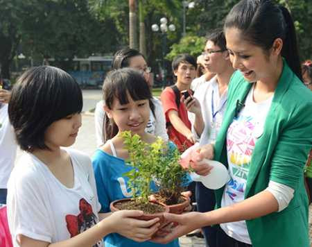 Hoa hậu Ngọc Hân từng hào hứng tham gia chương trình “Đổi rác lấy cây xanh” (Ảnh: Internet)