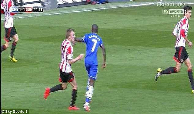 Điểm nhấn đáng chú ý của Chelsea là pha đánh nguội của Ramires đối với Sebastian Larsson