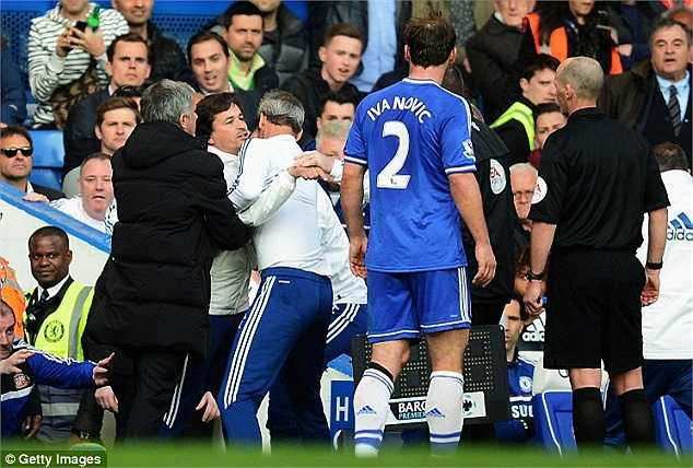 Trợ lý HLV Rui Faria phản ứng cực kì gay gắt trước quyết định của trọng tài chính Mike Dean