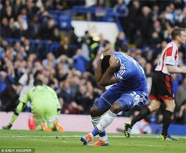 Samuel Eto'o ôm đầu thất vọng