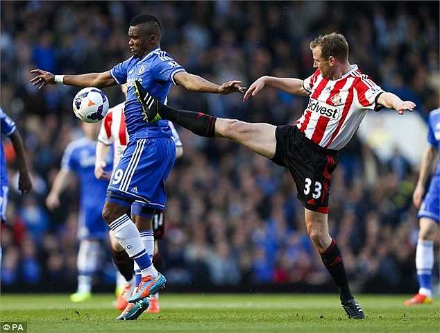 ... thẳng chân trong mọi pha bóng nhằm làm giảm nhuệ khí của đội chủ nhà