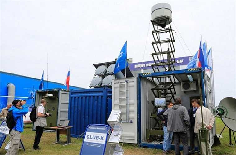 Gần đây thì hệ thống Klub-K được bổ sung thêm biến thể tên lửa hành trình chống tàu cận âm Kh-35 Uran-E (Việt Nam trang bị trên các tàu chiến) được định danh là Kh-35UE đạt tầm bắn tới 260km. Trong ảnh là container hệ thống trinh sát (phải) và bệ phóng Kh-35UE (trái). 