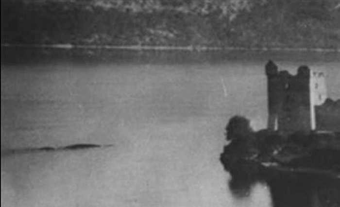 Một quản lý ngân hàng đã chụp được bức ảnh một vật gì đó đang di chuyển gần lâu đài Urquhart tháng 7/1955.