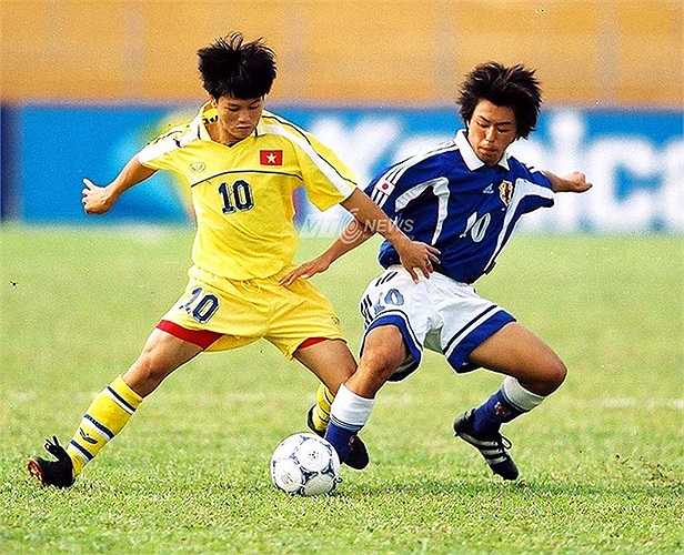 Văn Quyến trước sự đeo bám của cầu thủ U16 Nhật Bản. (Ảnh: Quang Minh)