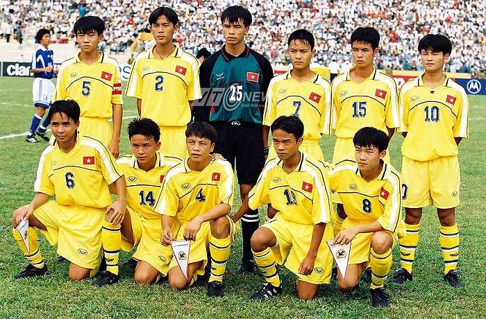 Như Thuật, Minh Đức và Văn Quyến là những cầu thủ vô địch giải thiếu niên năm 1998. Trong đó Như Thuật là vua phá lưới với 8 bàn còn Văn Quyến cũng có 7 bàn. (Ảnh: Quang Minh)