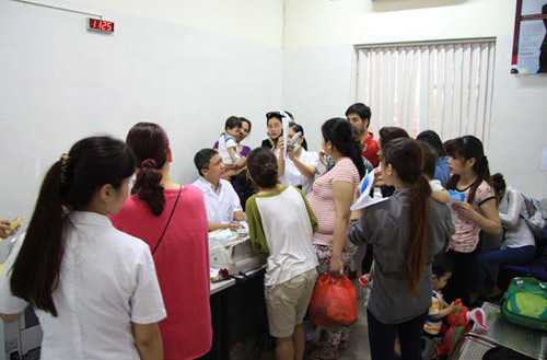 Mấy ngày gần đây, do nhu cầu tiêm phòng vaccine sởi dịch vụ tại Hà Nội tăng đột biến nên đã xuất hiện tình trạng một số điểm tiêm chủng đẩy giá lên, khiến giá vaccine ở các điểm tiêm có sự chênh lệch (Ảnh chỉ có tính minh họa)