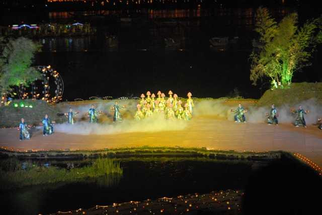 Sân khấu lung linh, trước hàng vạn du khách, đêm bế mạc được vang lên trong những câu hát, những điệu múa lưu luyến