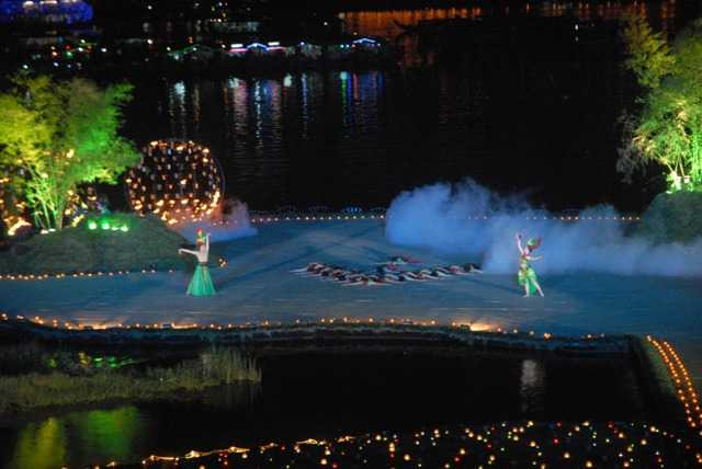 Khung cảnh hữu tình, không gian thiên nhiên, đó là nét chủ đạo tiễn bạn của Festival Huế 2014