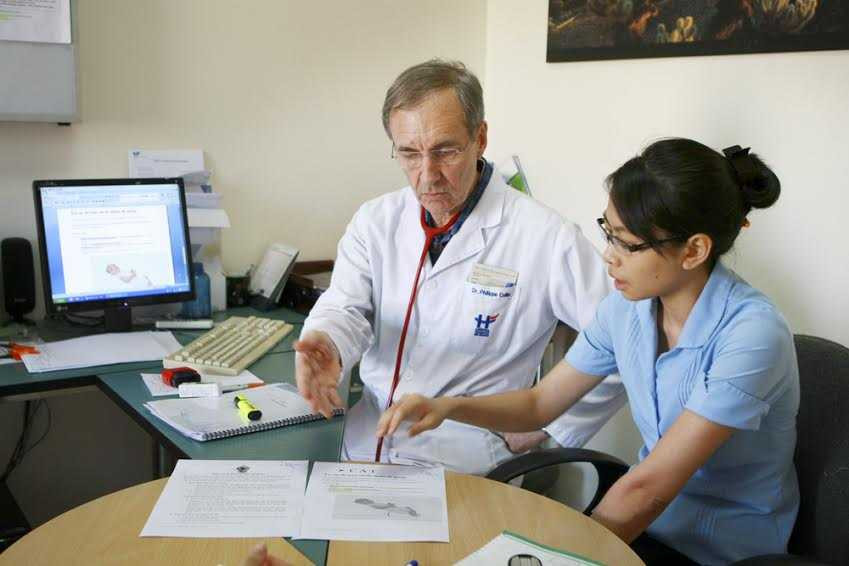 đại diện bệnh viện Việt Pháp khẳng định tin đồn này không đúng vì hiện tại bệnh viện “vẫn còn giường”.