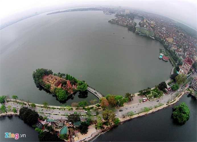 Cùng với hồ Hoàn Kiếm, hồ Tây nổi tiếng nhất Hà Nội, từng đi vào nhiều bài thơ hay các ca khúc. Đây là hồ nước tự nhiên lớn nhất ở nội thành Hà Nội, có diện tích hơn 500 ha, chu vi 18 km. Trên hồ nổi lên ngôi chùa Trấn Quốc xinh đẹp. 