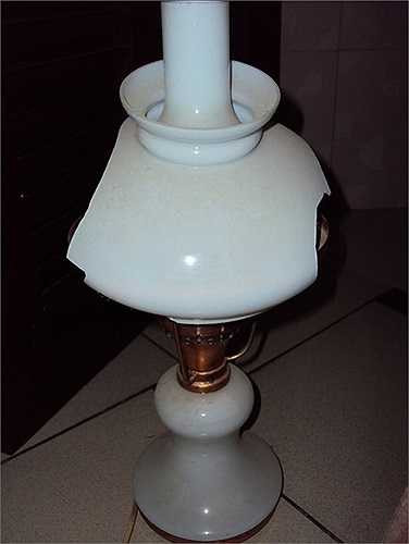 Chiếc đèn Liên Xô thời thượng một thời ở Việt Nam đã bị vỡ lồng chụp.