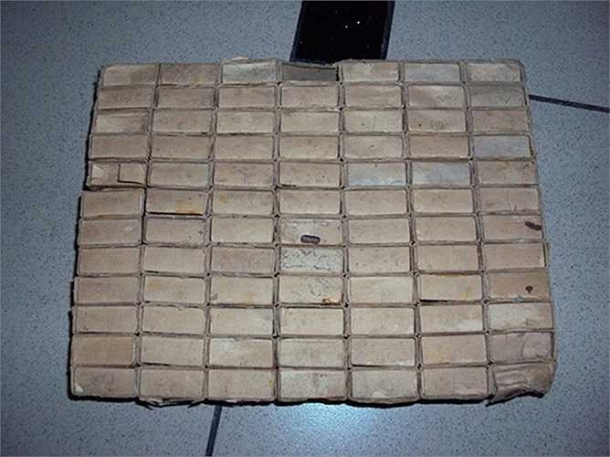 Các hộp diêm dính vào với nhau thành một cái hộp nhiều ngăn kéo để đựng ốc. Cả những con ốc bên trong cũng của Liên Xô.