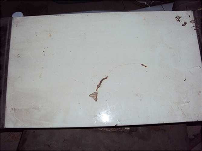 Tấm kim loại có đây điện dính vào, được cho là bếp điện để đun hoặc sưởi ấm.