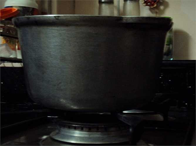 Chiếc nồi gang mất nắp nhưng vẫn được tận dụng để nấu cháo, kho cá trong một số gia đình người Việt.