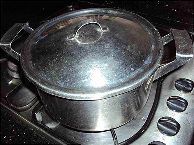 Chiếc bếp gắn nồi được cho là không hữu dụng vì chỉ có 1 đáy, đun dễ bị cháy. Tuy nhiên, độ bền đẹp theo thời gian của nó thì không ai có thể phủ nhận được.