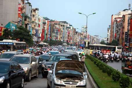 Phó giám đốc Sở Quy hoạch Kiến trúc cho rằng, phương án 2 với cầu vượt có nền đường cong mềm mại, lệch phía bắc của tuyến (về phía đường Tôn Đức Thắng) có nhiều ưu điểm