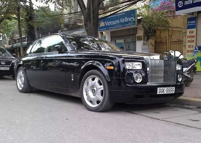 Nổi bật nhất ở Bắc Ninh có lẽ là cặp đôi xe Rolls-Royce biển khủng. Chiếc Phantom trị giá trên dưới 20 tỷ đồng mang biển số 6 con 9 99K9999. 