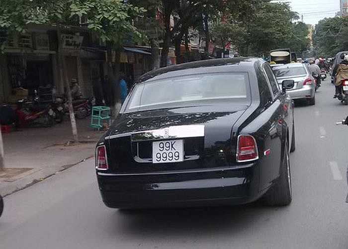 Còn chiếc Rolls-Royce Ghost rẻ hơn mang biển 99A00559. Cặp đôi xe này thường xuyên xuất hiện tại Bắc Ninh và Hà Nội