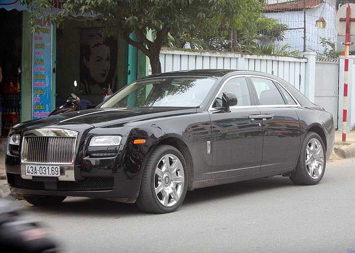 Tại Đà Nẵng, bên cạnh siêu xe Lamborghini Murcielago LP640 màu xanh cốm trưng bày tại khách sạn Mercury, giới mê xe còn nhắc tới chiếc Rolls-Royce Phantom biển khá giản dị 43A.03169